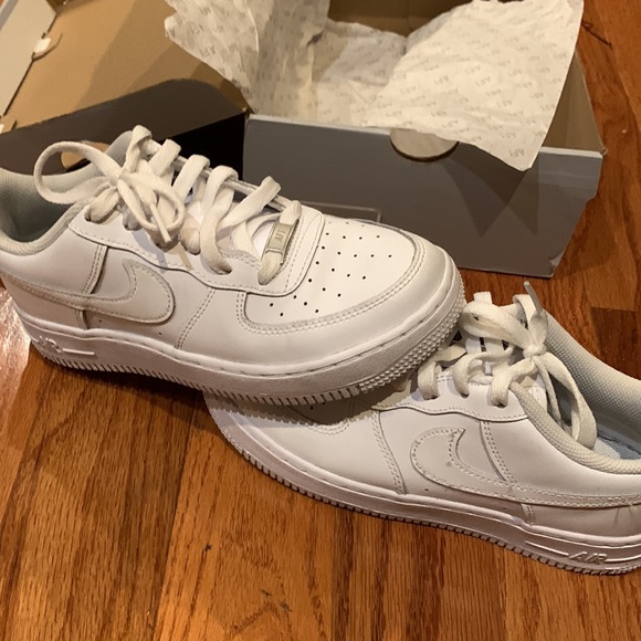 Air Force 1 (GS) in White - Picture 4 of 8